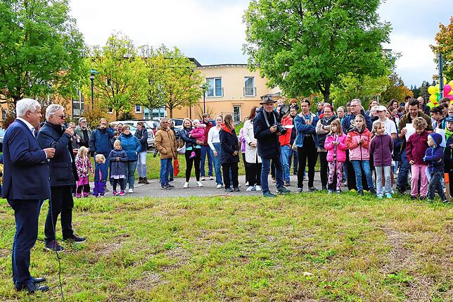 Vor vielen Zuhörern berichten die beiden Geschäftsführer der Nachsorgeklinik in Tannheim, Thomas Müller und Roland Wehrle (von links) ...