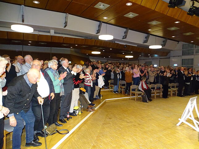 Mit stehenden Ovationen bedankte sich das Publikum für das Konzert in der Stadthalle, das von den Zuhörern als großartig empfunden wurde.