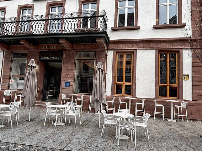 Die alte Stadtapotheke war jahrelang verwaist und bot ein trauriges Bild. Jetzt ist dort die Weinbar Varia eingezogen.