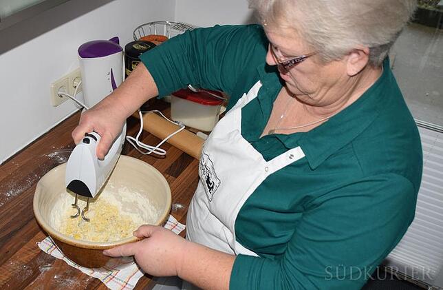 Alles schön durchkneten. Das kannst Du am besten mit einer Küchenmaschine machen. Oder auch mit dem Thermomix. Hast Du beides nicht zur ...