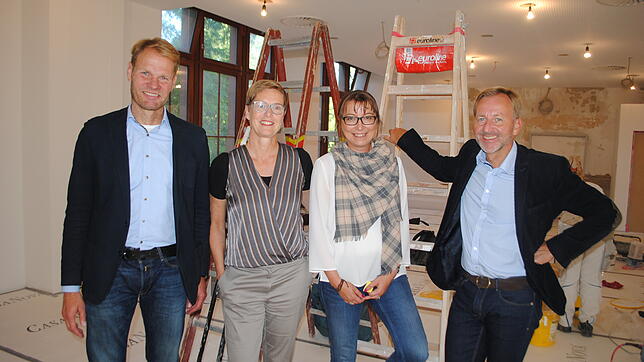 Endspurt für die Mensa der Heinrich-Hansjakob-Schule. Die Architekten Henning Musahl und Sabine Martin, Anna Greifenberger vom ...