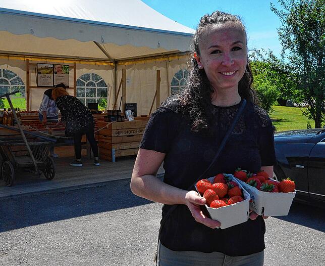 Hat sich Erdbeeren gekauft: Francesca Morello, die sie am liebsten einfach so isst.