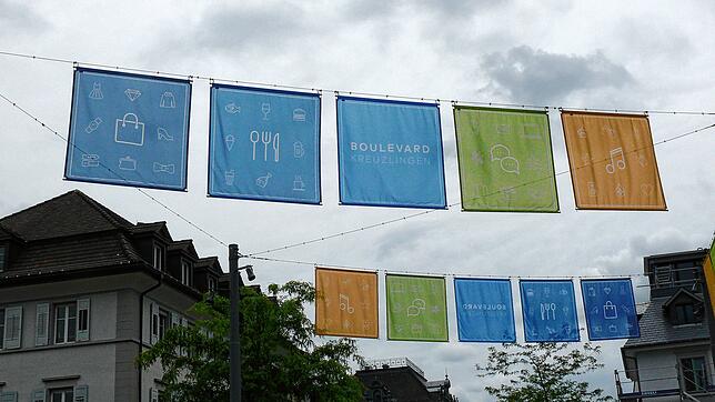 Bunte Flaggen bewerben den Kreuzlinger Boulevard.