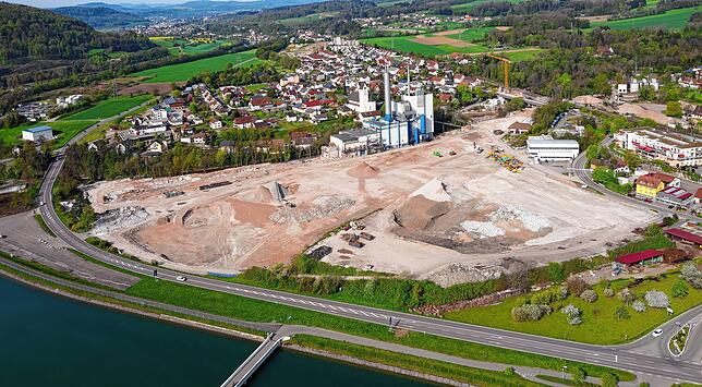 Das weitgehend leegeräumte Areal der Papierfabrik im April 2019. Im Bildzentrum ist der noch komplett stehende gewaltige Bau des ...
