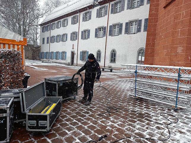Julian Klein räumt im Rietgarten Stromkabel auf, die Helfer müssen am Montag in dichtem Schneetreiben aufräumen.
