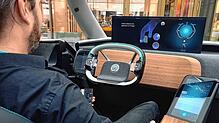Ein Marquardt-Mitarbeiter sitzt in einem futuristischen Demo-Cockpit. Es zeigt, was in Premium-Autos in vier bis fünf Jahren möglich ...