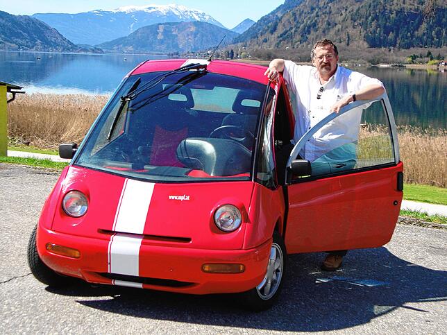 Alter Mantel, neue Technik: Thomas Albiez mit dem neuen Hotzenblitz Klassik am Ossiacher See bei Villach.