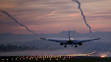 Eine Boeing 777 der Swiss landet im Morgengrauen am Flughafen Zürich. In die Ausbaupläne des Airports schaltet sich jetzt ein ...