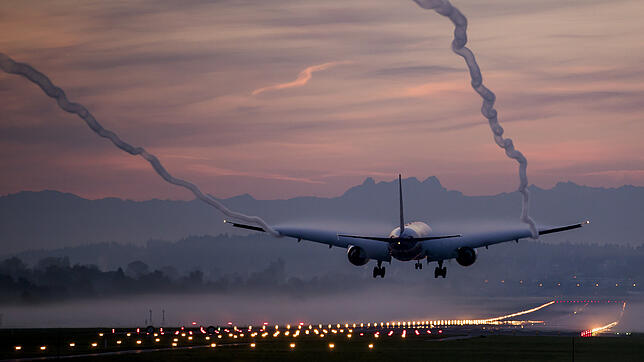 Eine Boeing 777 der Swiss landet im Morgengrauen am Flughafen Zürich. In die Ausbaupläne des Airports schaltet sich jetzt ein ...