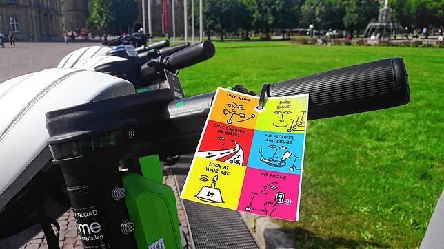 Bunte Sticker sollen die meist jungen Nutzer jetzt an die Grundregeln erinnern &ndash; allein fahren, beim Fahren nicht am Handy ...