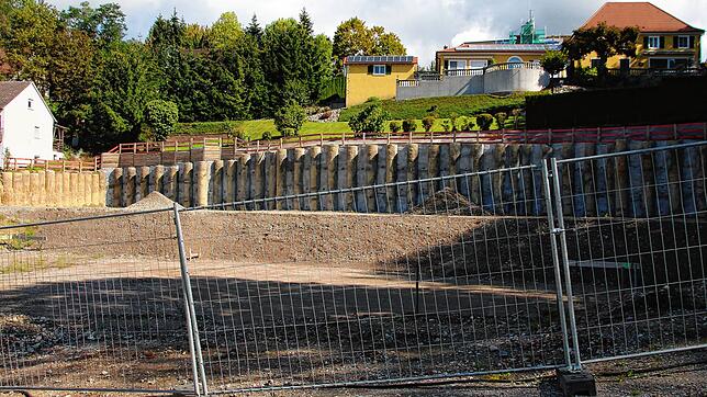 Seit Wochen tut sich auf der Baustelle für das Wohnbauprojekt &bdquo;Linzgaublick&ldquo; an der Kolpingstraße nichts.