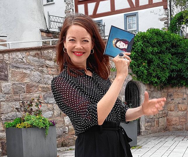 Sängerin und Kleinkunstpreisträgerin Magdalena Ganter singt beim Straßenmusiksonntag Stücke aus ihrem aktuellen Album.