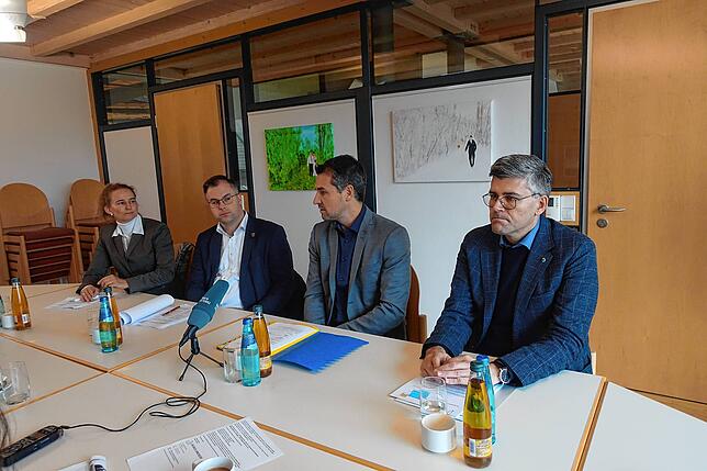 Es kann kein Weiter so geben, sind sich Landrat Martin Kistler, die Bürgermeister Tobias Gantert, Ulrich Krieger und Marion Frei (von ...