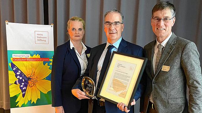 Roland Leitner (Mitte), Leiter der Abteilung Grünflächen, Umwelt und Forst bei der Stadtverwaltung, hält den Deutschen ...