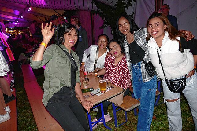 Bild 16: Was für eine Fete! Musikkapelle Mundelfingen versetzt das Publikum zum Jubiläumsstart in Feierlaune