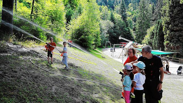 Die jungen Teilnehmerinnen und Teilnehmer üben mit Roswitha Schneider und Stefan Schätzle Waldbrandbekämpfung. Fotos: Kommert