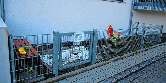 In Wollmatingen findet sich dieser an einen Käfig erinnernden Miniatur-Spielplatz.