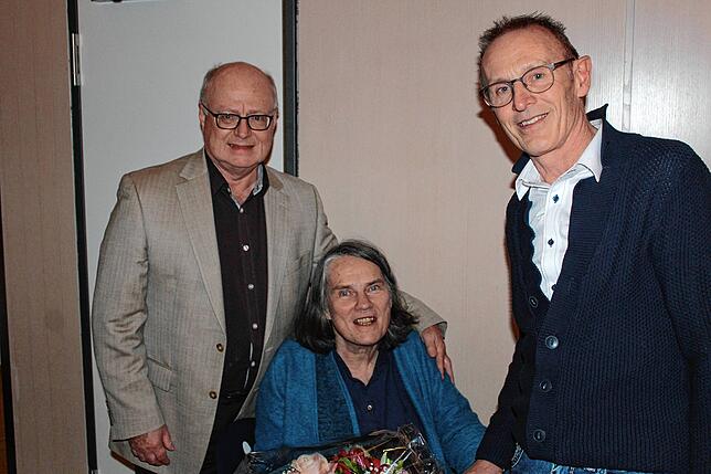 Sichtlich bewegt nimmt Cornelia Giebler, die viele Jahre die Sportlerehrung organisiert hat, das Blumenpräsent zu ihrem Abschied von ...