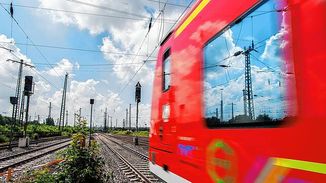 Eine Regionalbahn fährt Richtung Dortmund. Kann die Bahn die Herausforderung EM bewältigen?
