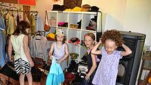 Viel Spaß hatten die Mädchen am Verkleiden im Spieltheater. Bild: Christiane Sahli