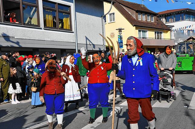 Bild 17: Historische Narrenzunft begeistert mit ihrem Umzug am Fasnetssunntig