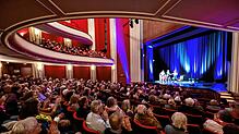 Volles Haus bei der Eröffnung der 16. Erzählzeit ohne Grenzen im Stadttheater Schaffhausen: Hier verbindet Literatur die Region.