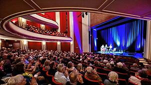 Volles Haus bei der Eröffnung der 16. Erzählzeit ohne Grenzen im Stadttheater Schaffhausen: Hier verbindet Literatur die Region.