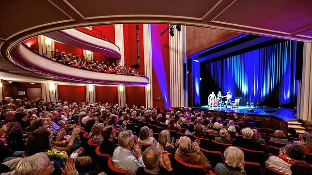 Volles Haus bei der Eröffnung der 16. Erzählzeit ohne Grenzen im Stadttheater Schaffhausen: Hier verbindet Literatur die Region.