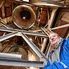 Glockensachverständiger Johannes Wittekind überprüft hoch oben im Glockenturm, ob der Stundenschlag jetzt die geforderte Lautstärke hat.