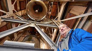 Glockensachverständiger Johannes Wittekind überprüft hoch oben im Glockenturm, ob der Stundenschlag jetzt die geforderte Lautstärke hat.