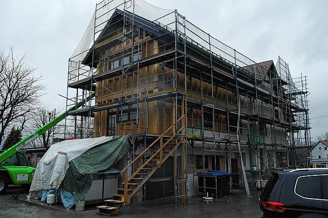 Im neuen Anbau des Gasthofs befinden sich die neue Garage, Gästezimmer und eine Wohnung im Obergeschoss.