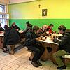 Obdachlose essen in der Suppenküche in St. Petersburg, die von Doris Epple eingerichtet wurde. An der Wand sieht man das Bild der ...