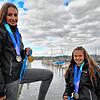 Die beiden Seglerinnen Amelie Wehrle (links) und Amelie Rinn auf dem Gelände der Jollensegler Reichenau.