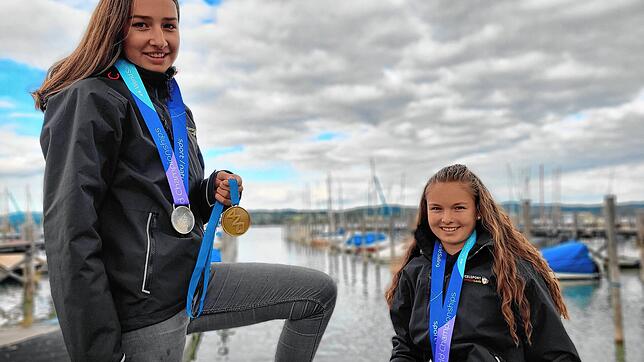 Die beiden Seglerinnen Amelie Wehrle (links) und Amelie Rinn auf dem Gelände der Jollensegler Reichenau.
