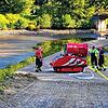 Die Feuerwehr Singen nutzte auch den Löschroboter. Im Hintergrund ist zu sehen, wie wenig Wasser im Haselmoos-Weiher war.