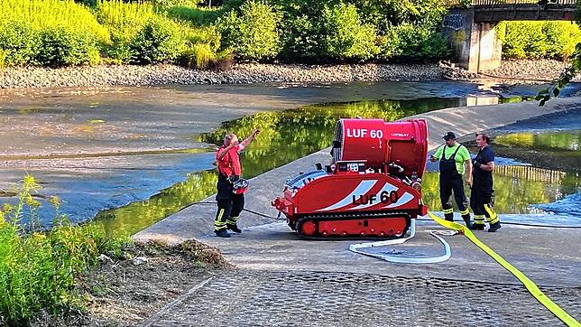 Die Feuerwehr Singen nutzte auch den Löschroboter. Im Hintergrund ist zu sehen, wie wenig Wasser im Haselmoos-Weiher war.