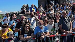 ESC-Opening: Zigtausend Besucher verfolgten die Parade durch die Innenstadt von Basel. Hier ein Bild der Zuschauermenge auf der Rheinbrücke.