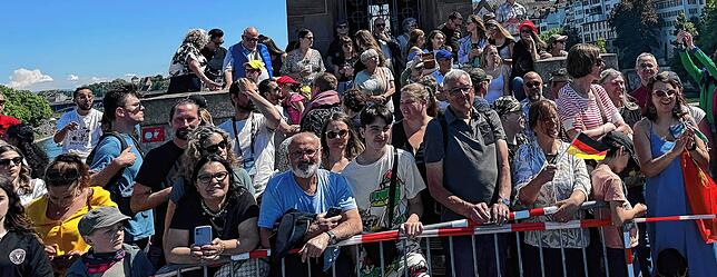 ESC-Opening: Zigtausend Besucher verfolgten die Parade durch die Innenstadt von Basel. Hier ein Bild der Zuschauermenge auf der Rheinbrücke.