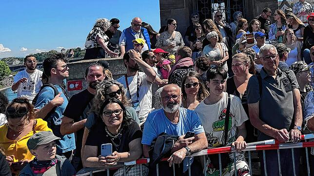 ESC-Opening: Zigtausend Besucher verfolgten die Parade durch die Innenstadt von Basel. Hier ein Bild der Zuschauermenge auf der Rheinbrücke.
