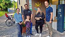 Gratulation zum Gewinn (von links): Carina Meyer, Layla Rufle mit Vater Philipp, Isabell Völkle und Robert Render. Foto: Reinhard Herbrig