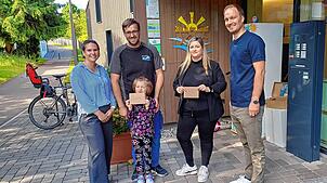 Gratulation zum Gewinn (von links): Carina Meyer, Layla Rufle mit Vater Philipp, Isabell Völkle und Robert Render. Foto: Reinhard Herbrig