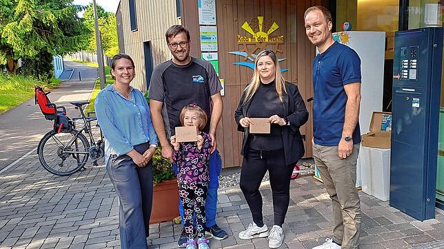 Gratulation zum Gewinn (von links): Carina Meyer, Layla Rufle mit Vater Philipp, Isabell Völkle und Robert Render. Foto: Reinhard Herbrig