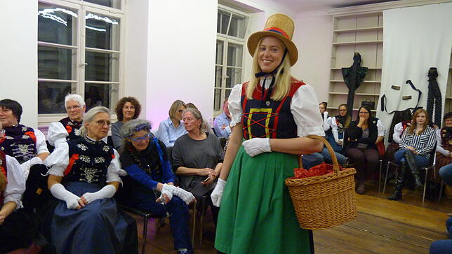 Die heimische Tracht in Entstehung und Einordnung im regionalen Brauchtum wird in der Alten Hofbibliothek gezeigt.