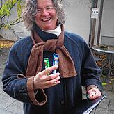 Diakonin Claudia Tissler-Buhr freut sich über die Schokoladensüßigkeiten, die jemand als Dank herabgeworfen hat.