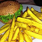 Alles glutenfrei: Burger und Pommes Frites.
