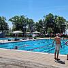Viele Menschen zieht es an heißen Tagen ins Freibad, so wie hier in Fischbach.