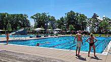 Viele Menschen zieht es an heißen Tagen ins Freibad, so wie hier in Fischbach.