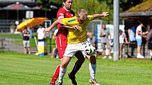 Sascha Kröner vorne (SV Allensbach) verteidigt den Ball gegen Lukas Gasser (SG Reichenau).