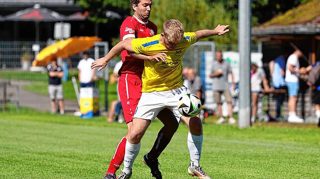 Sascha Kröner vorne (SV Allensbach) verteidigt den Ball gegen Lukas Gasser (SG Reichenau).