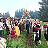 Mitglieder des Heimatvereins Schönwald nehmen in Tracht an Dreharbeiten zu der Fernsehserie „Die Fallers“ teil.